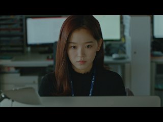 #3 耳から血を流す女