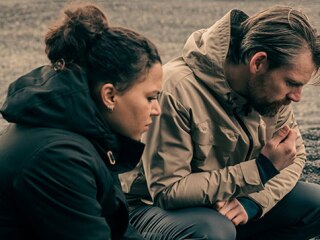 第1話 黒砂に横たわる遺体