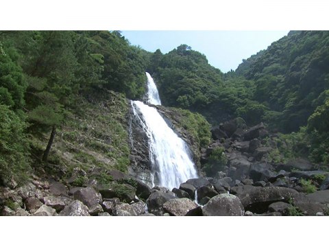 趣味 その他 美しい和歌山 飛沫舞う鼻白の滝 新宮市熊野川町 フル動画 初月無料 動画配信サービスのビデオマーケット